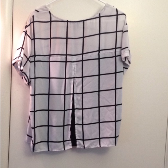 🎉HP🎉 Black and white top with fly away back - Picture 3 of 4